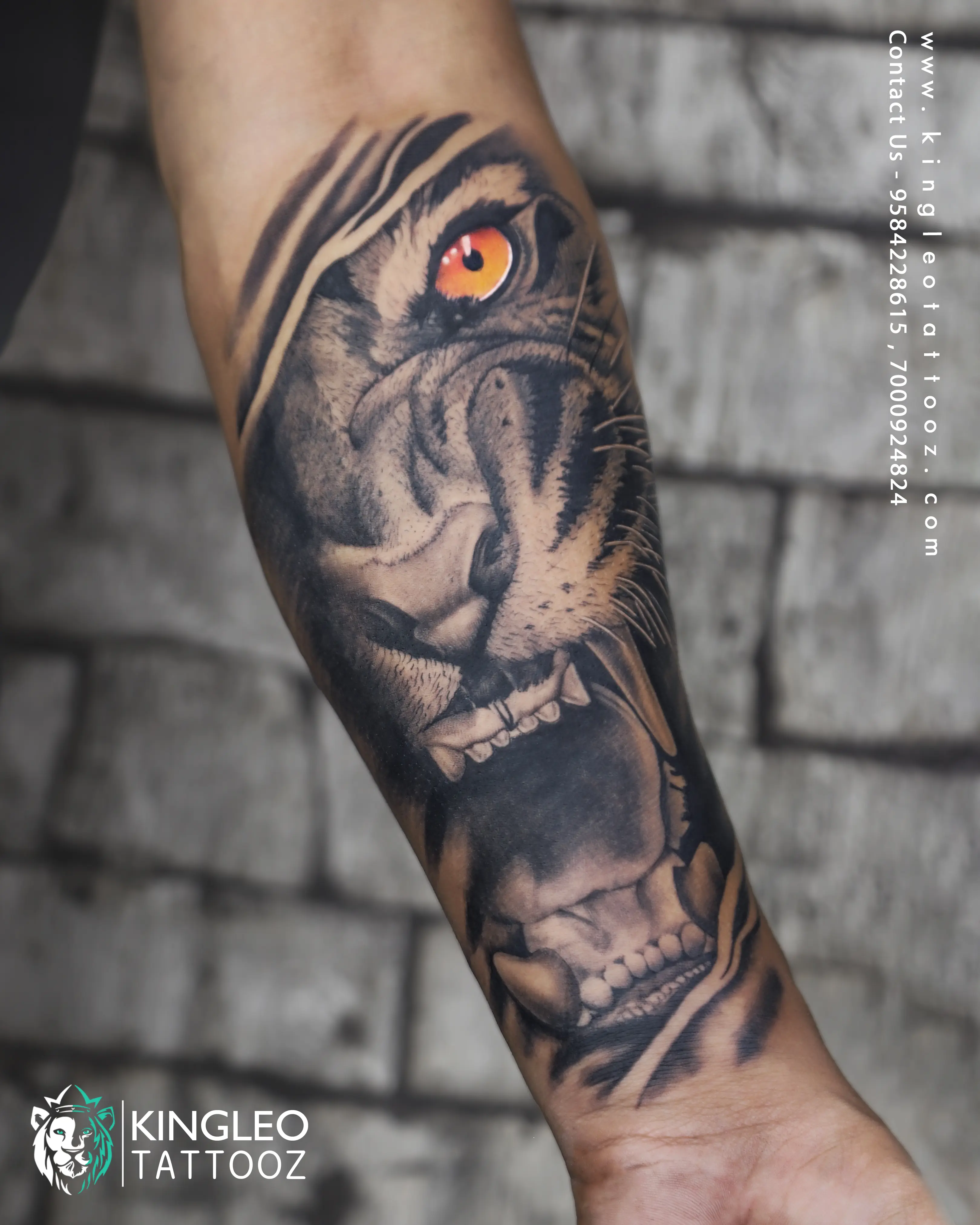 A Kingleo Tattooz client during their tattoo session