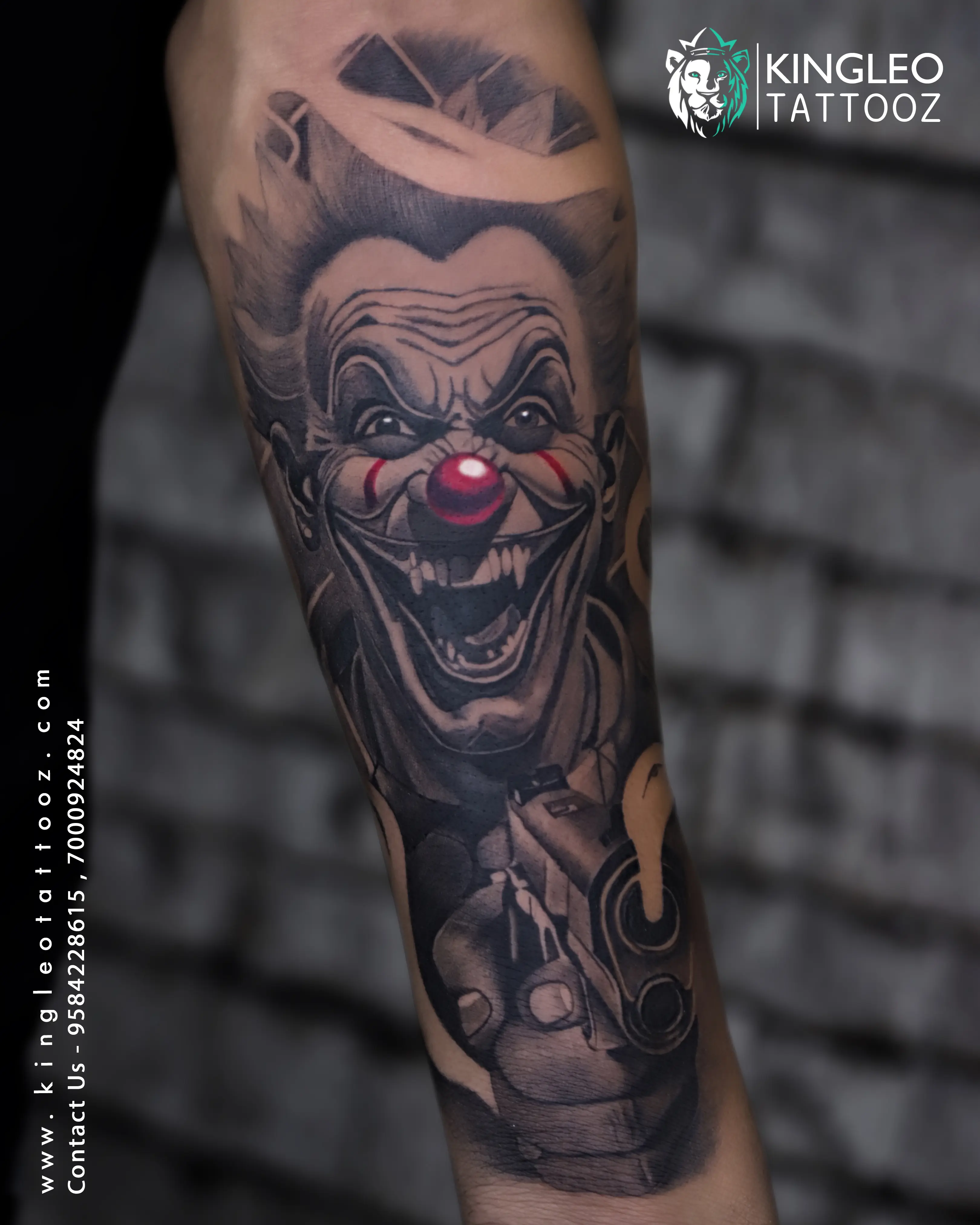 A Kingleo Tattooz client during their tattoo session