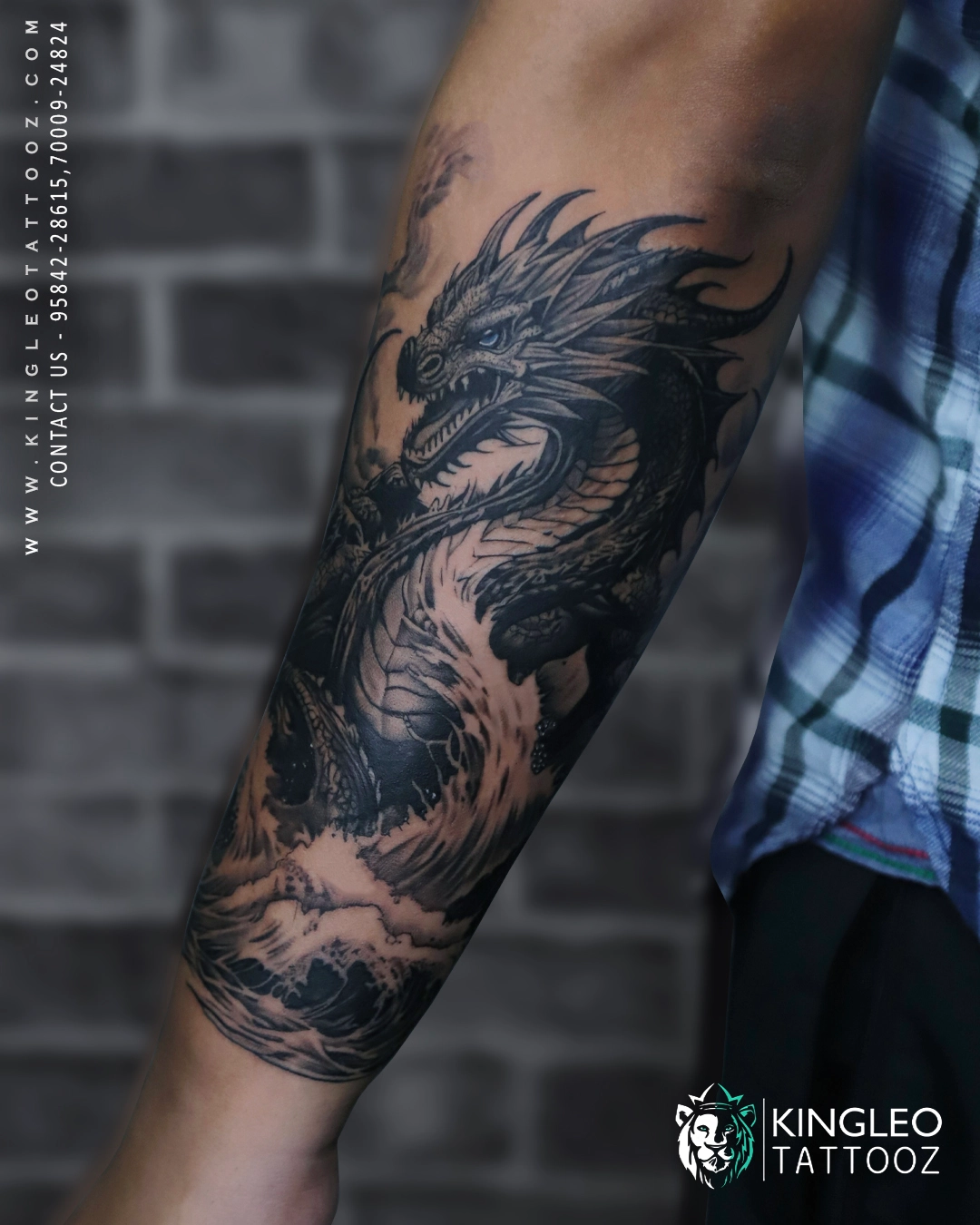 A Kingleo Tattooz client during their tattoo session