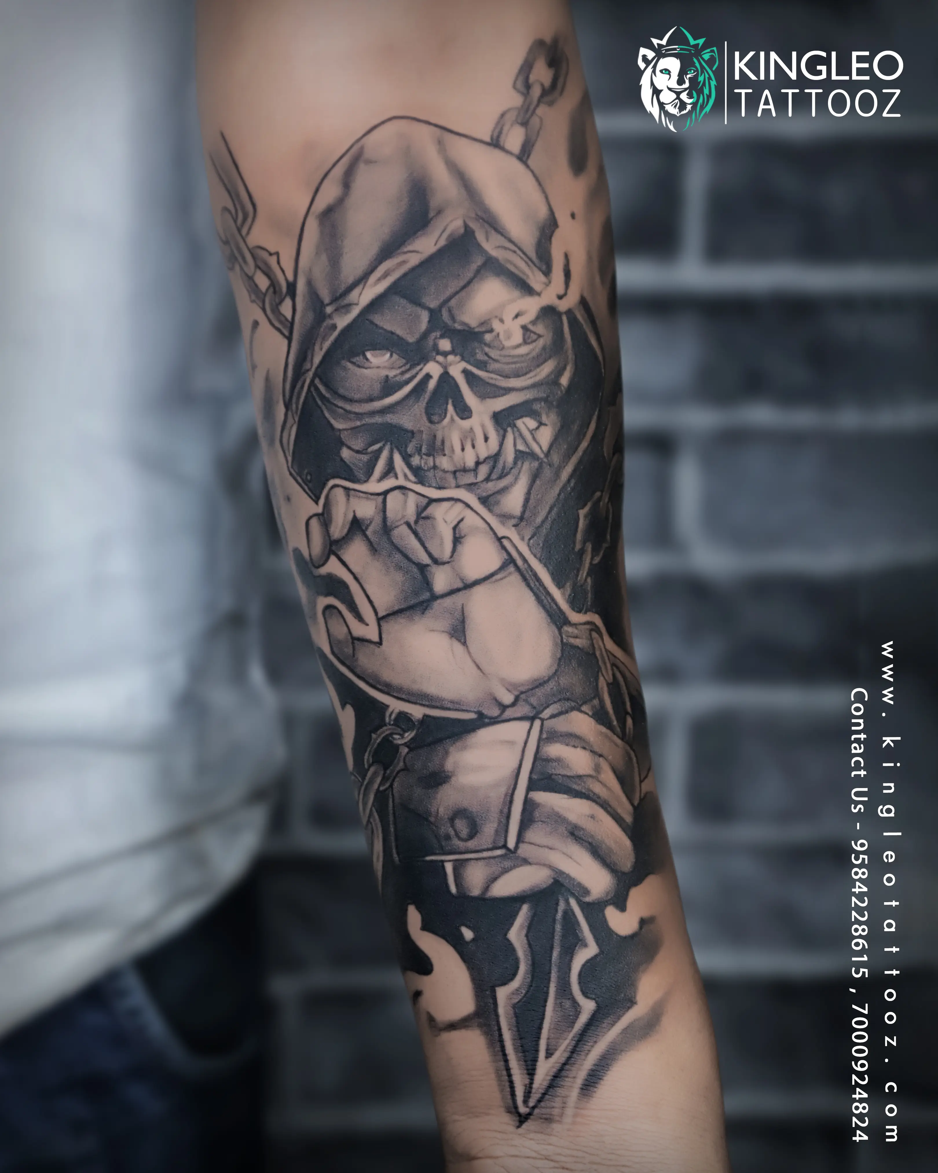 A Kingleo Tattooz client during their tattoo session