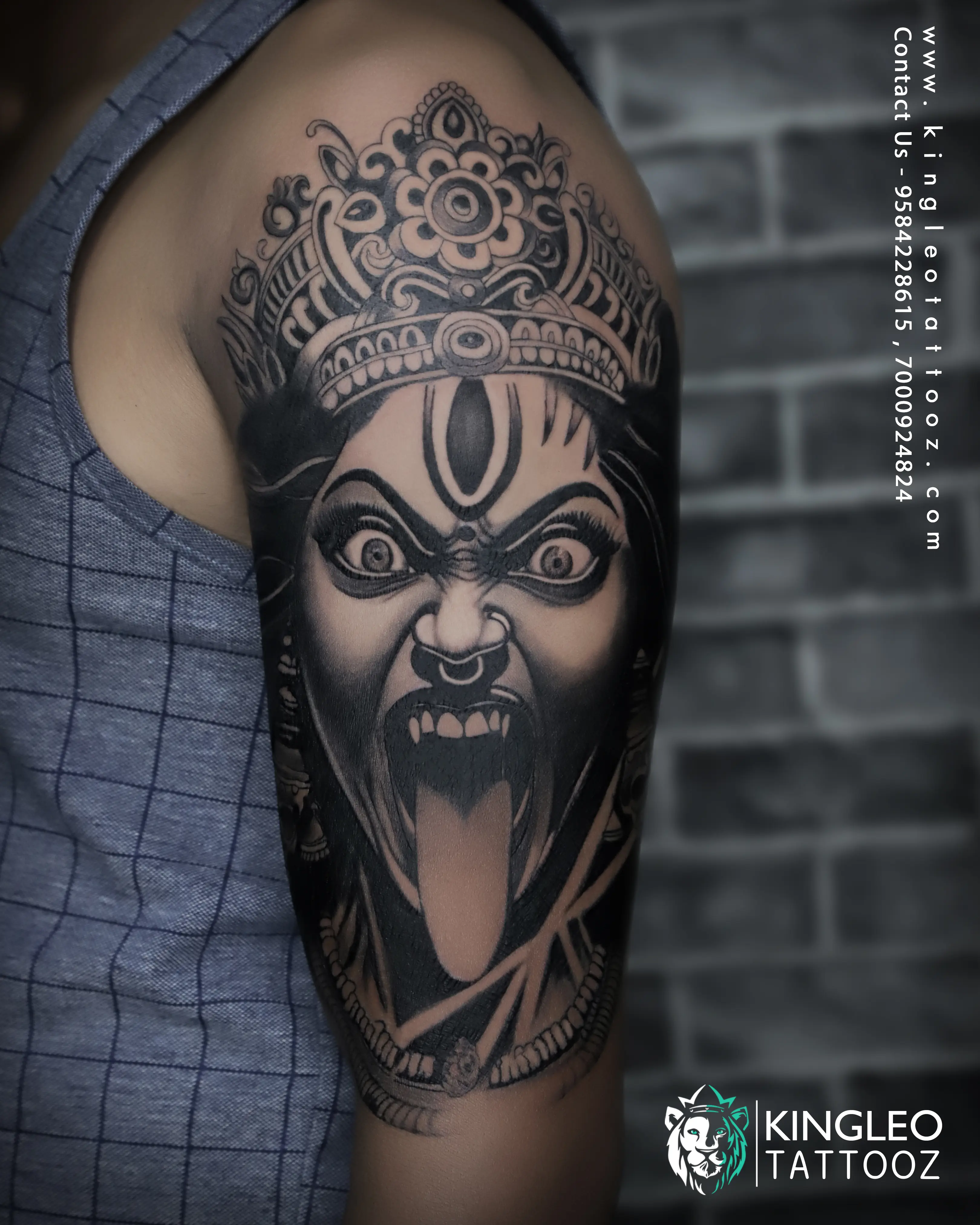 A Kingleo Tattooz client during their tattoo session