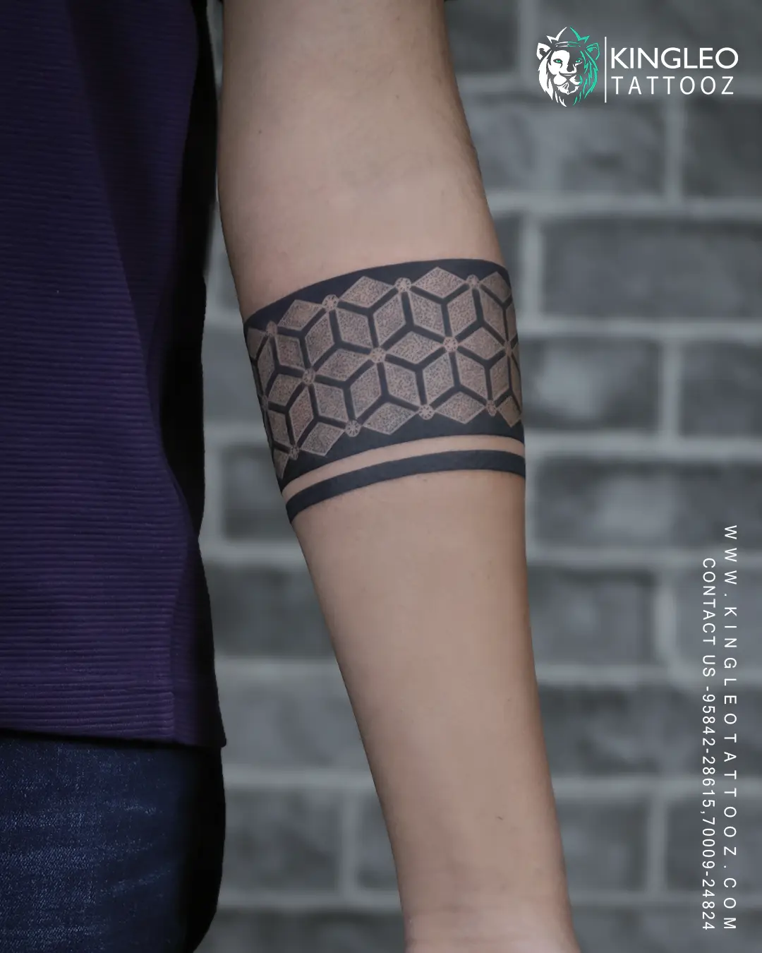 A Kingleo Tattooz client during their tattoo session