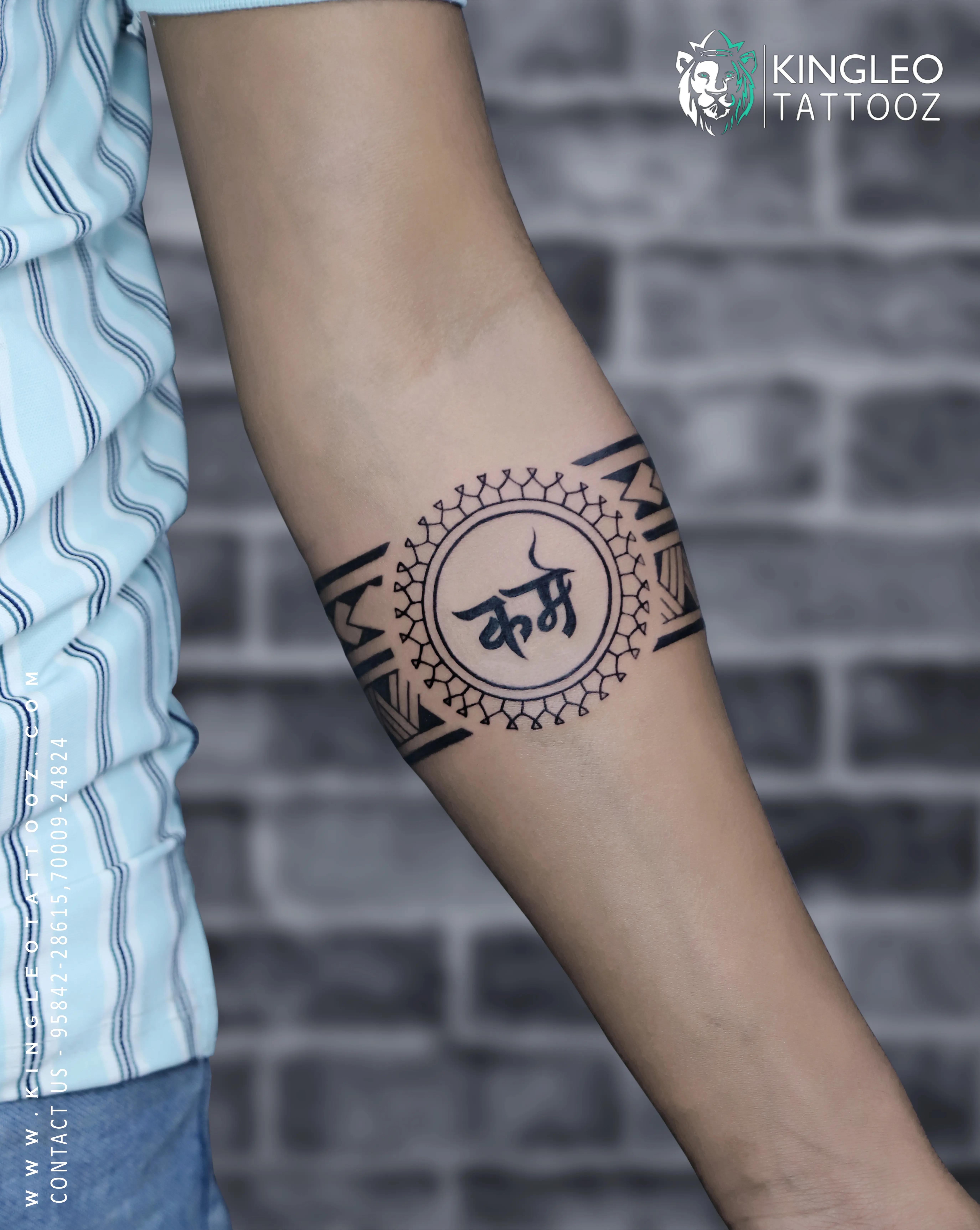 A Kingleo Tattooz client during their tattoo session