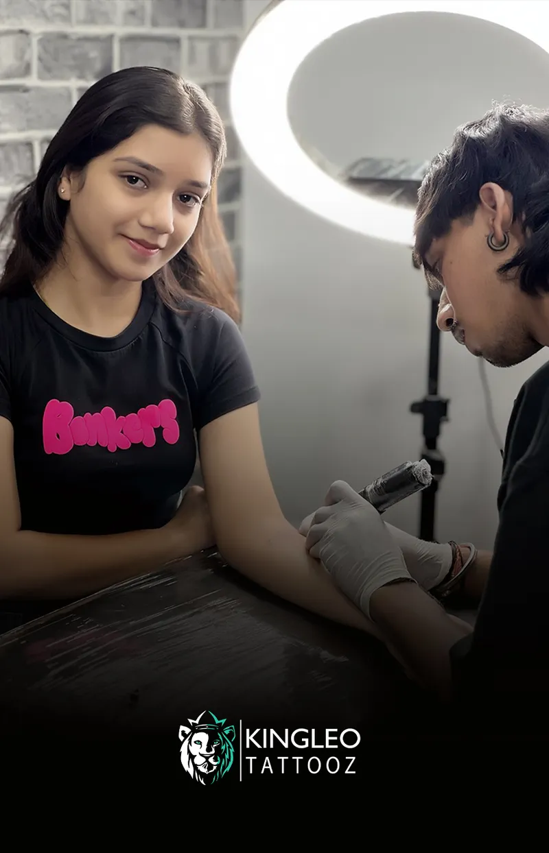 A Kingleo Tattooz client during their tattoo session