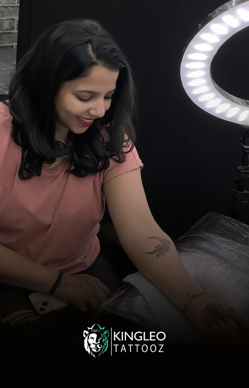 A Kingleo Tattooz client during their tattoo session