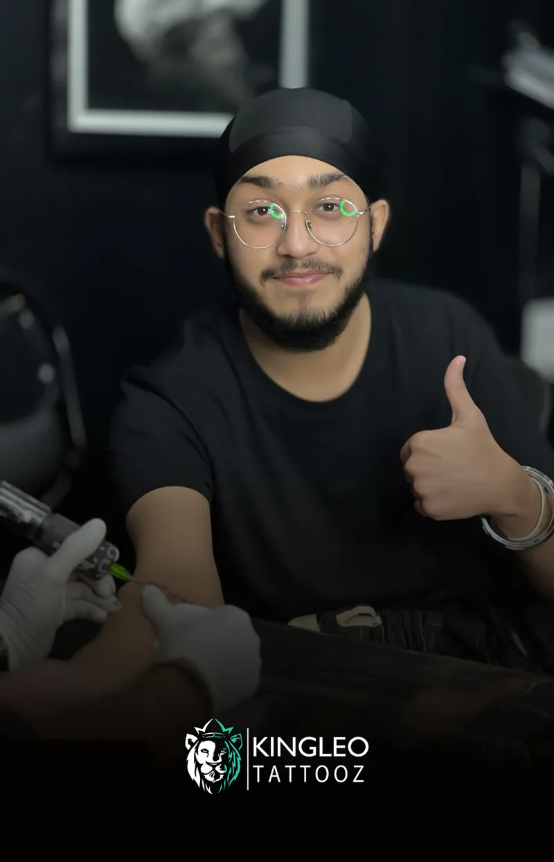 A Kingleo Tattooz client during their tattoo session