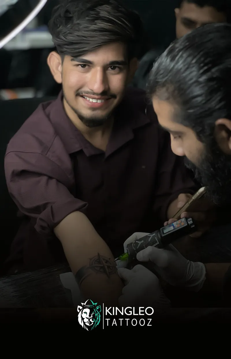 A Kingleo Tattooz client during their tattoo session