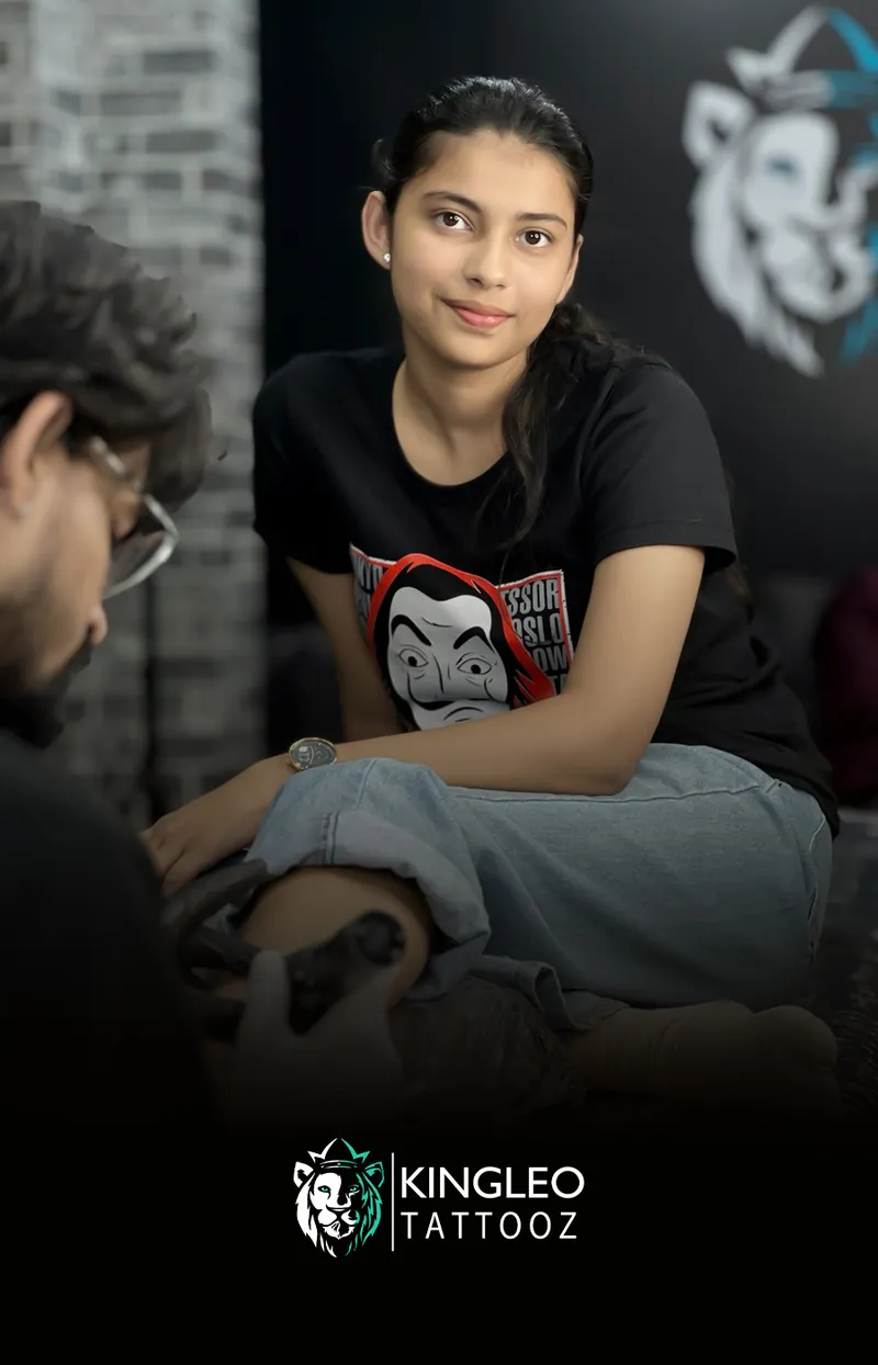 A Kingleo Tattooz client during their tattoo session