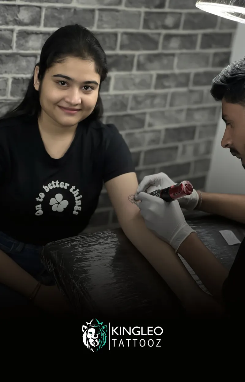 A Kingleo Tattooz client during their tattoo session