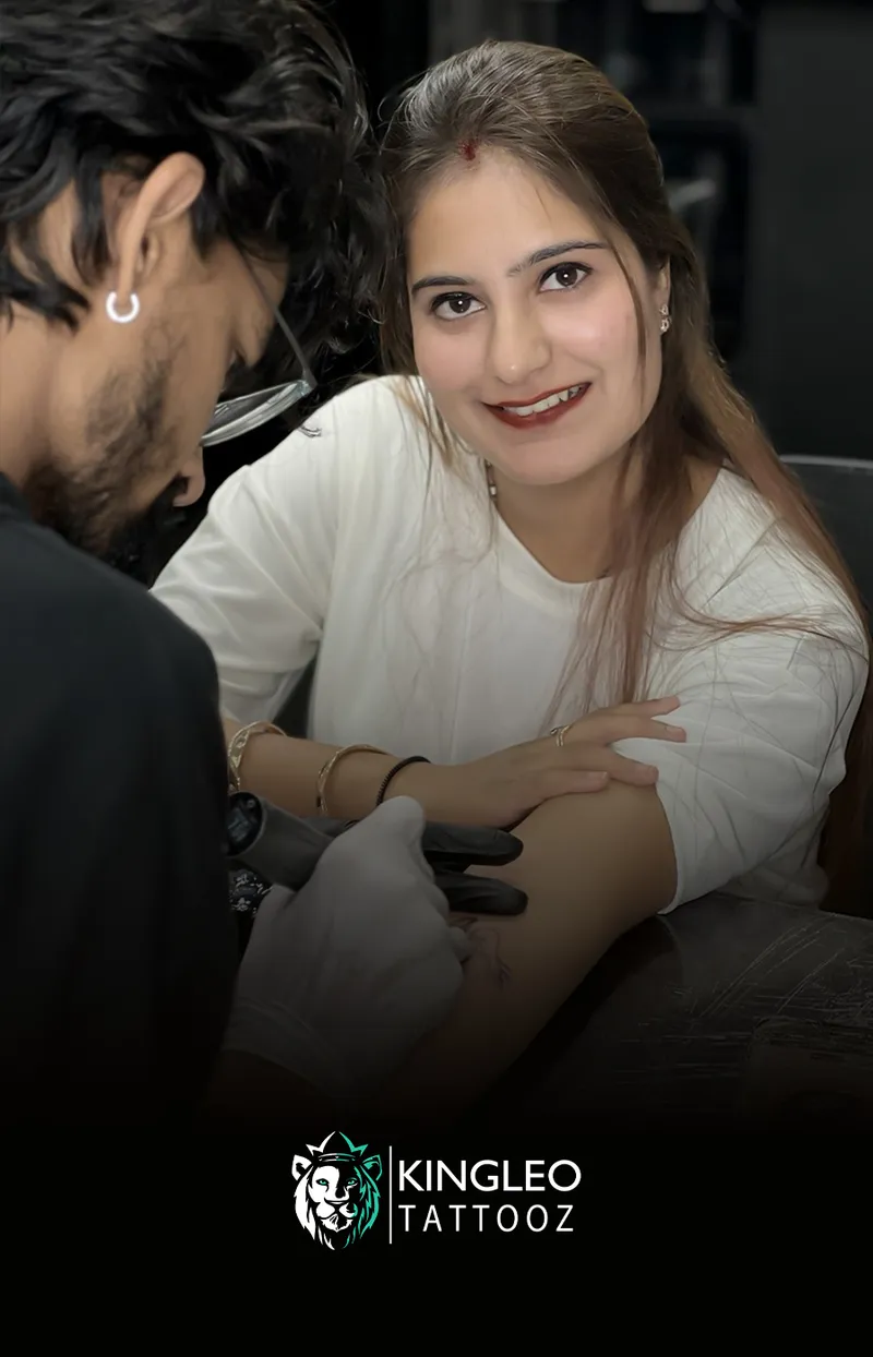A Kingleo Tattooz client during their tattoo session