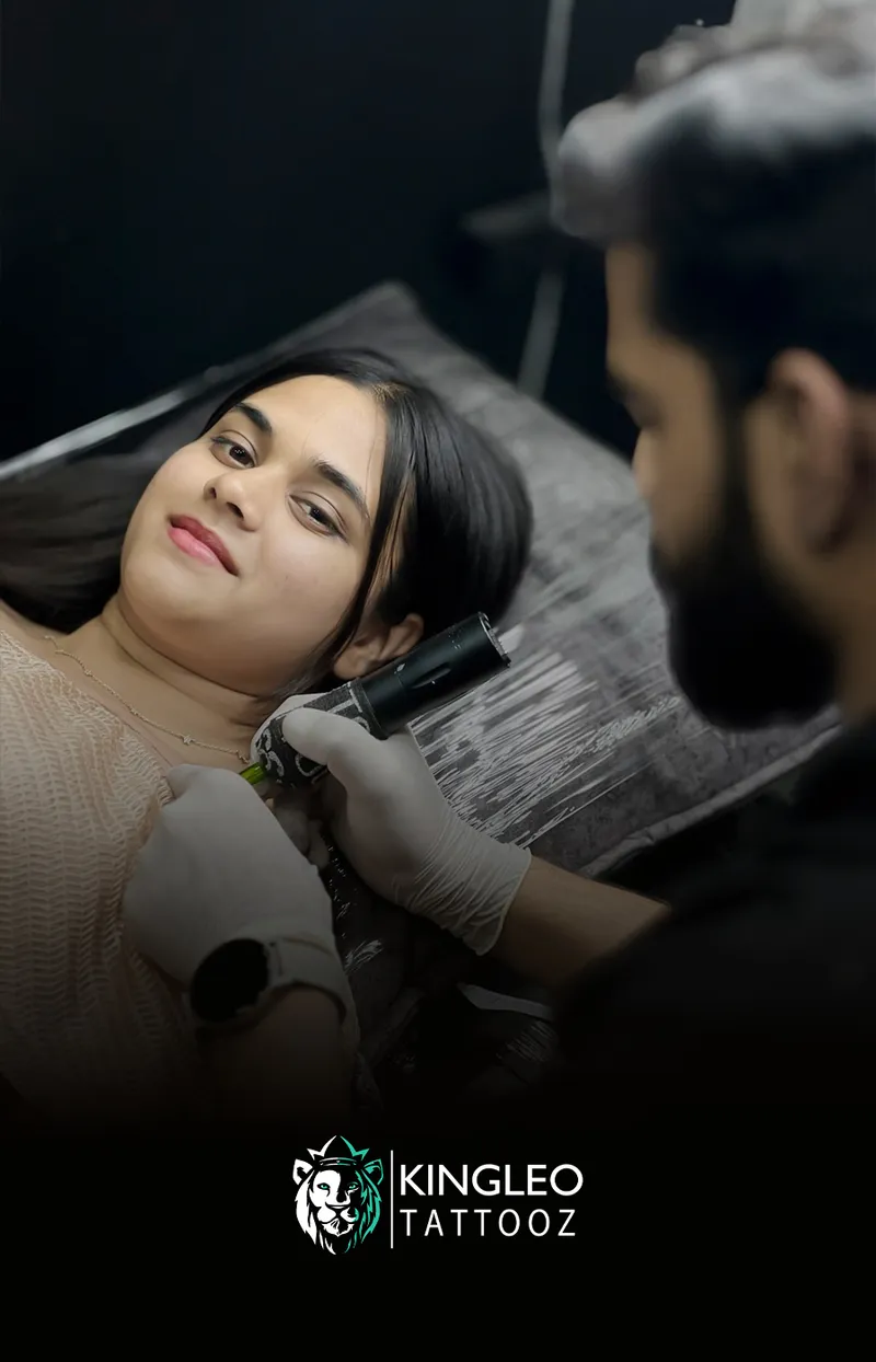 A Kingleo Tattooz client during their tattoo session